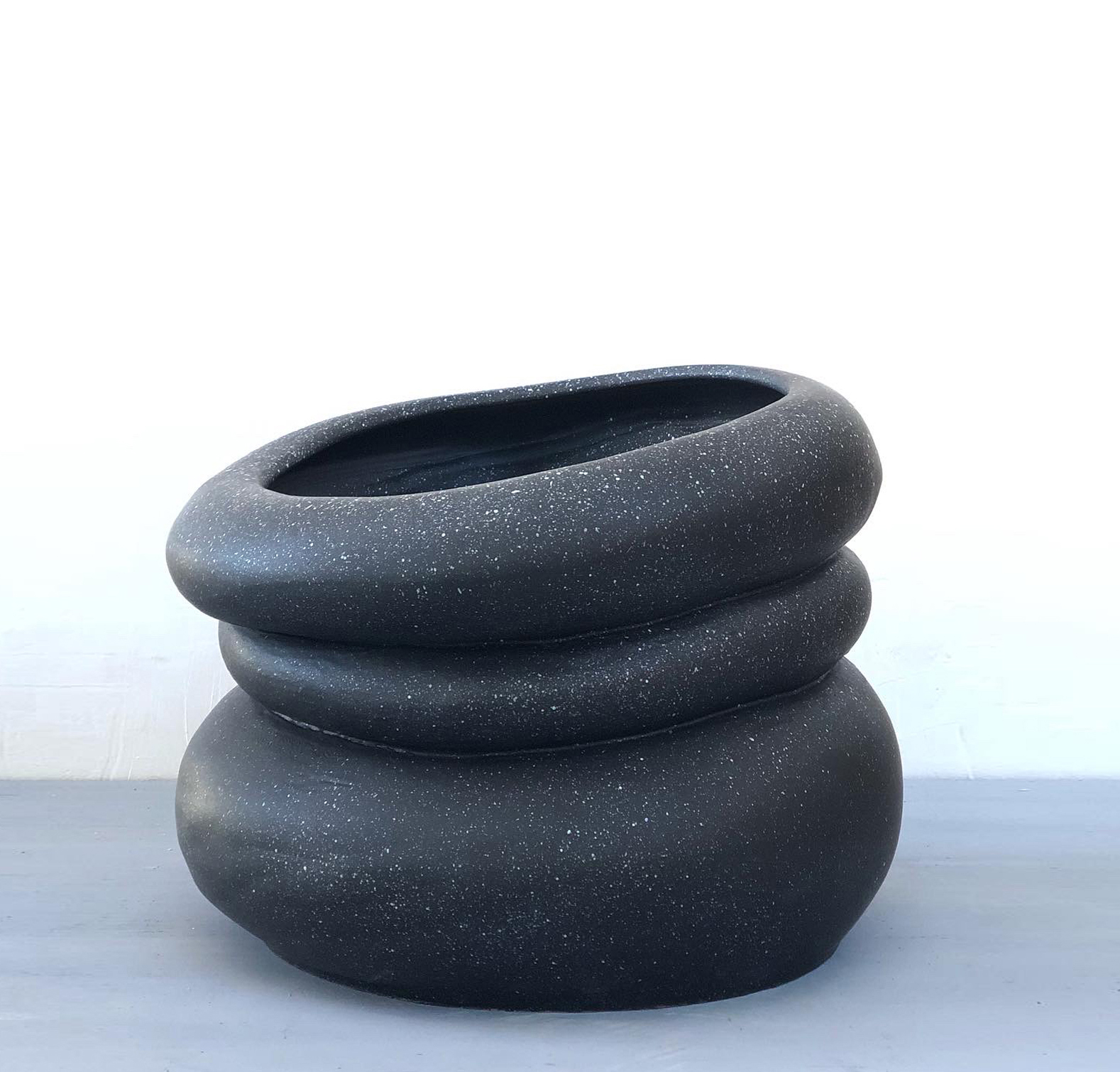 vaso di design per esterni e interni in ceramica verniciata collezione colate per la galleria vgo by nicole valenti niva design