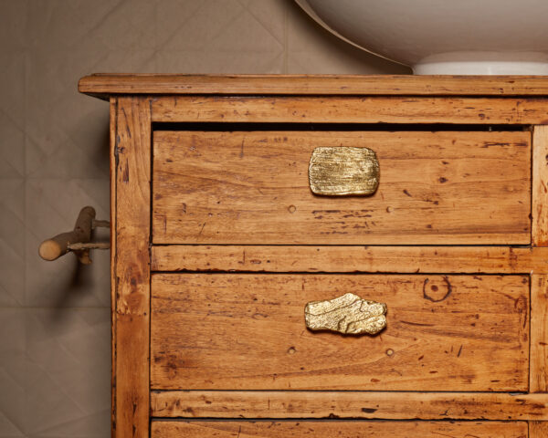 pomello in ottone, pomello per cucine, pomello per mobili modello sambuco con texture legno by niva design