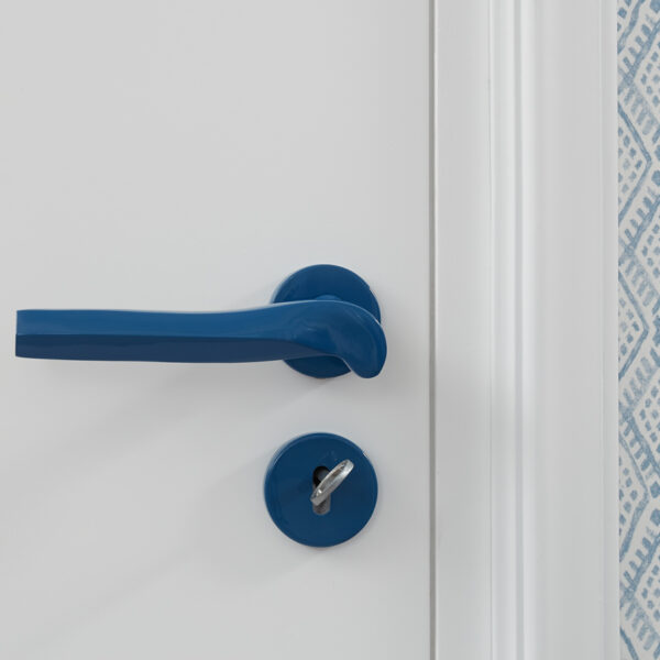 maniglia di design maglia per porte blu lucida geometrico prisma by niva design