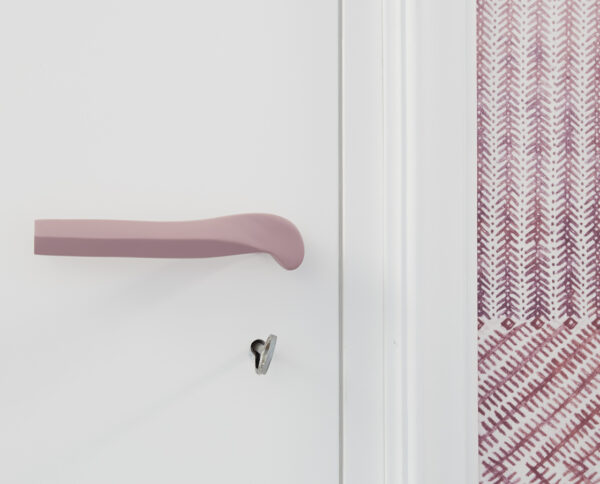 maniglia di design maglia per porte lilla opaca maniglia colorata modello geometrico prisma by niva design